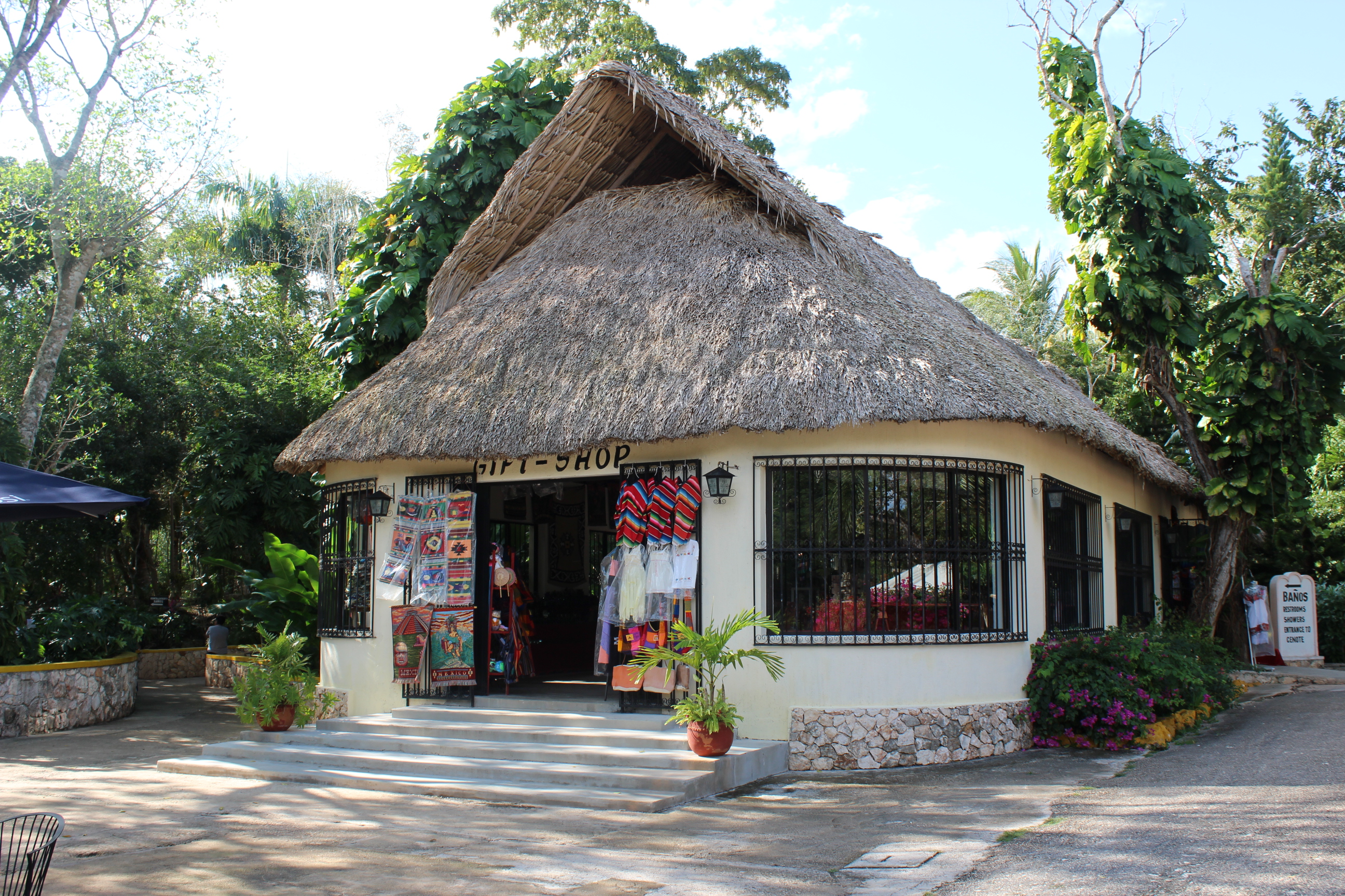 Cenote Ik Kil, Yucatan, Dec 2011 - 01.jpg